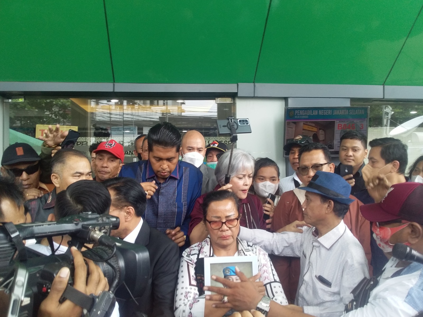 Sambil Menangis, Ibunda Brigadir J Nyatakan Terima Vonis Hakim Terhadap Bharada Eliezer