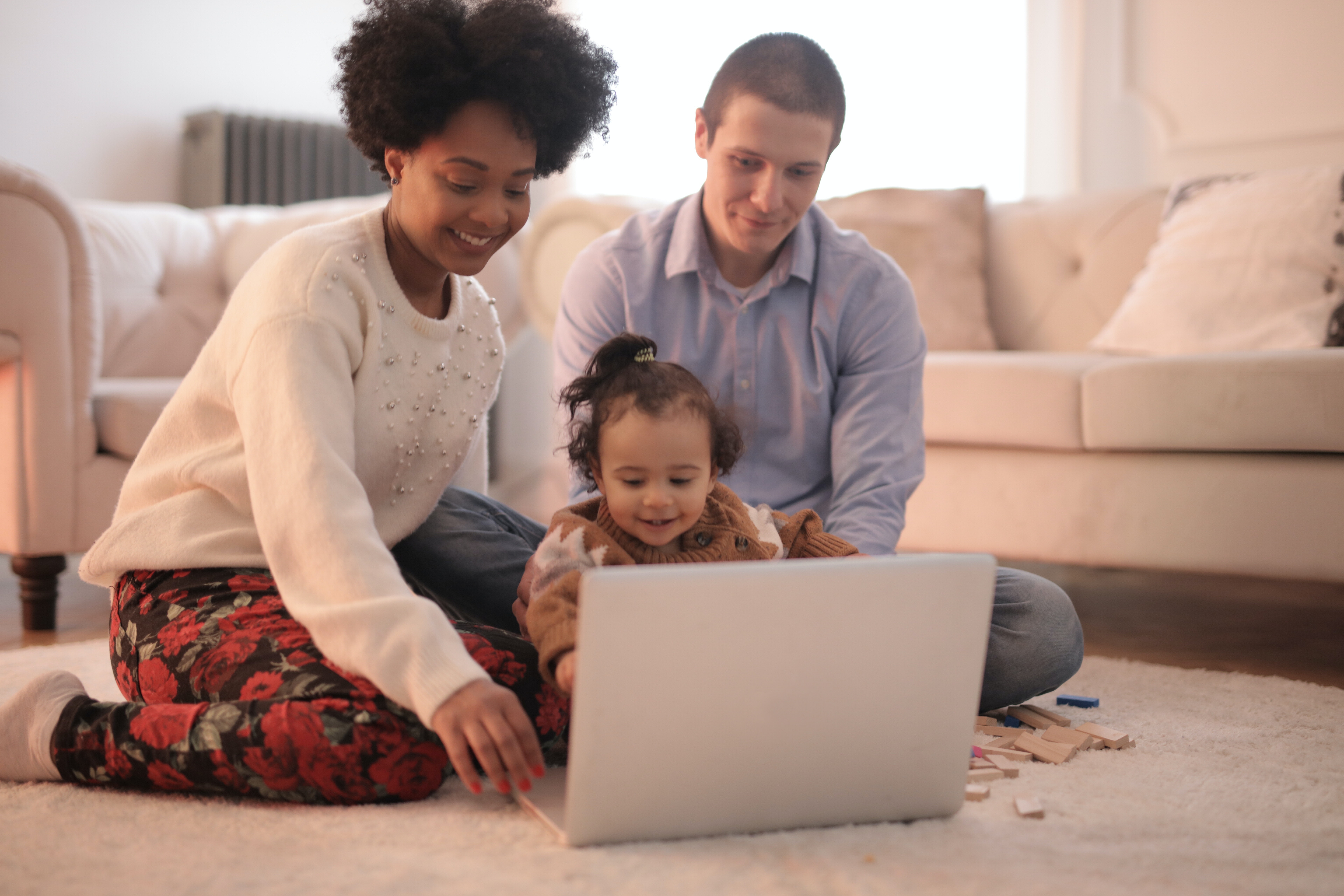 Tips Parenting bagi Orang Tua yang Aktif di Media Sosial