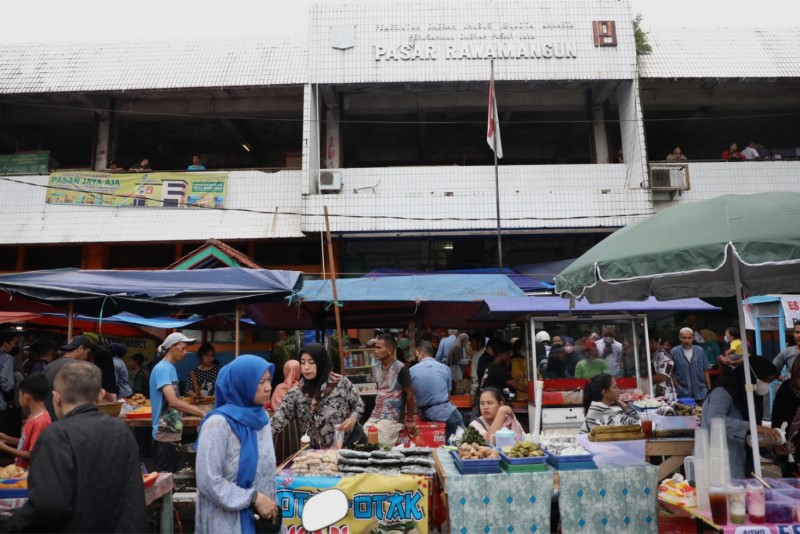 Berbagai dagangan takjil di Pasar Rawamangun. (Foto: BeritaJakarta.id)