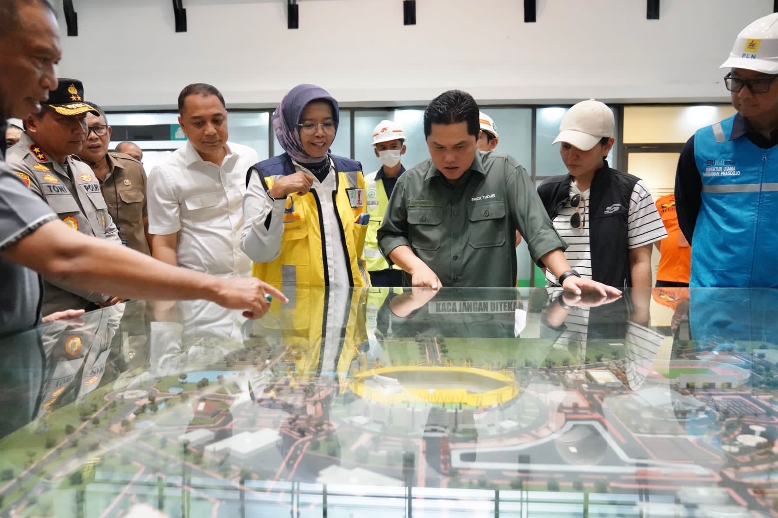 Erick Thohir Tersenyum Lebar Setelah Melihat Stadion Gelora Bung Tomo untuk Piala Dunia U-20 2023