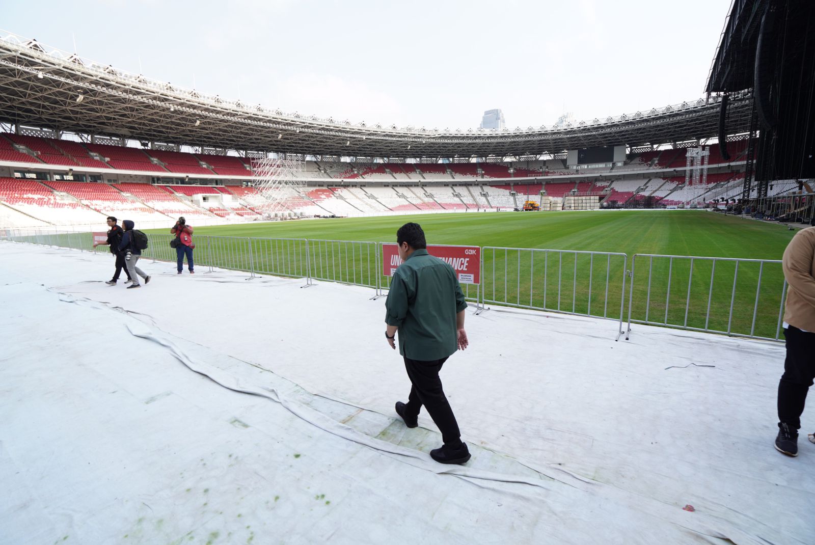 Erick Thohir Prihatin dengan Rumput SUGBK Seusai Konser BLACKPINK