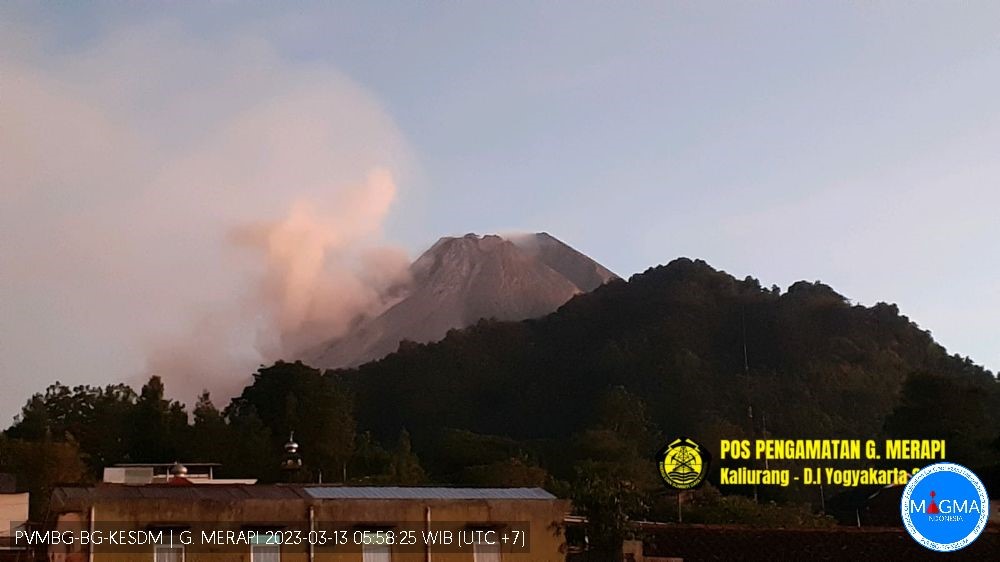 Gunung Merapi Semburkan Awan Panas, Status Siaga