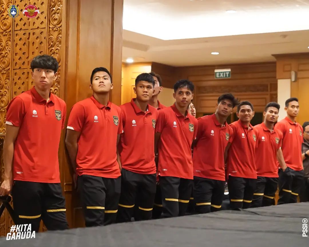 Pemain Timnas Indonesia U-22 berdoa bersama saat syukuran terkait sanksi ringan FIFA terhadap Indonesia dan kesempatan Timnas Indonesia U-22 tampil di SEA Games 2023 di Ruang Semeru, Hotel Sultan, Jakarta. Foto: PSSI