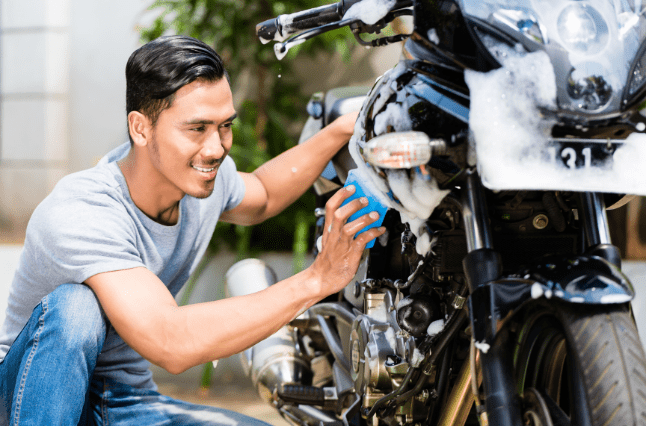 Ngabuburit dengan Cuci Motor di Rumah, Ini Tips dan Triknya!
