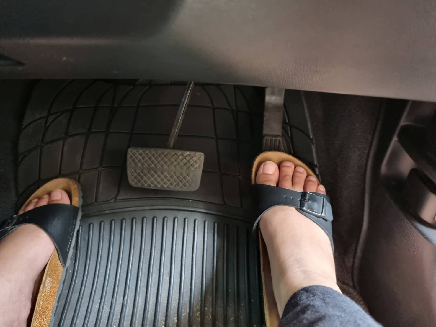 Pedal Gas Nyangkut atau Macet, Apa yang Harus Dilakukan?