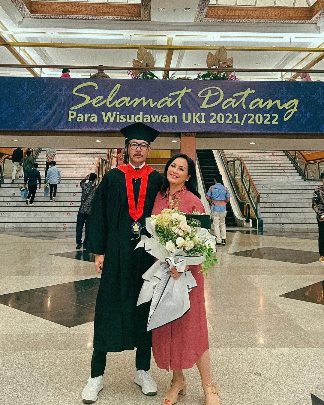 Kejar Pendidikan, 5 Artis Ini Jadi Sarjana di Usia Tak Muda Lagi!