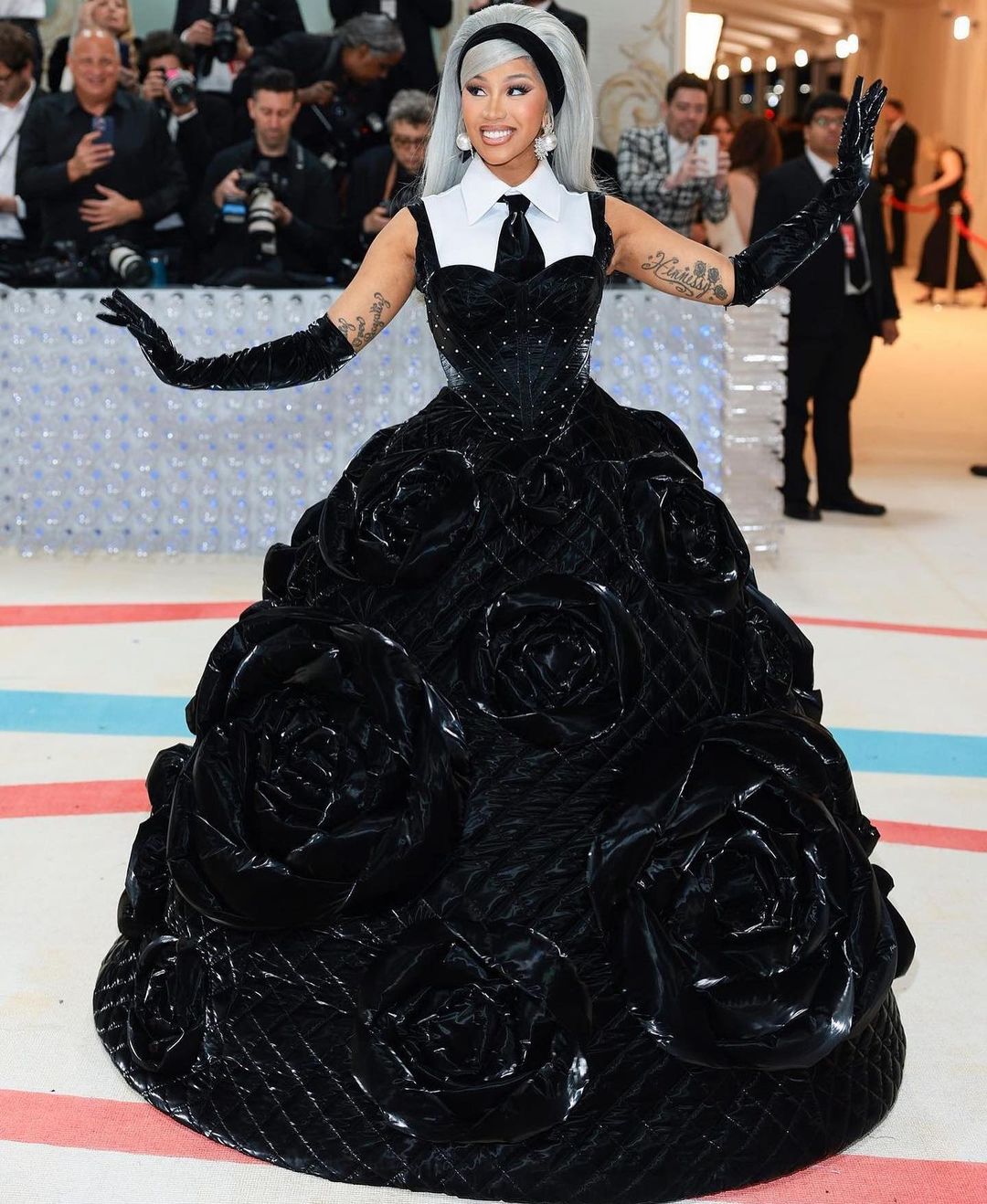 Tampil Ekstra di Met Gala 2023, Cardi B Curi Perhatian Publik