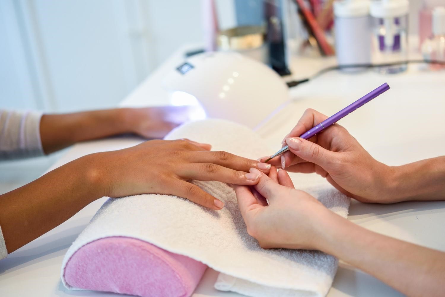  Foto: Ilustrasi Gel Manicure (freepik.com photo by javi_indy)