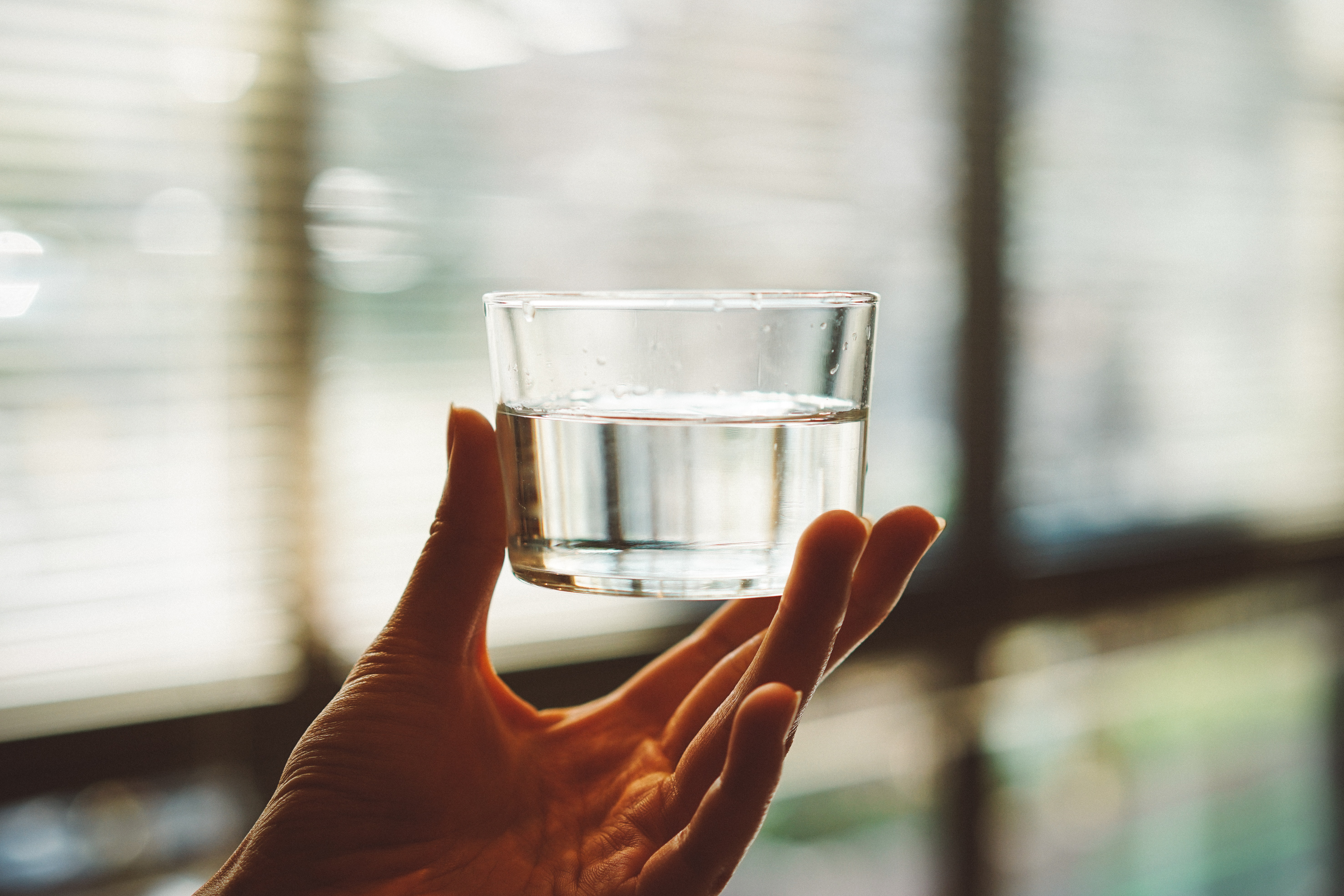 Manfaat Minum Air Hangat Sebelum Tidur