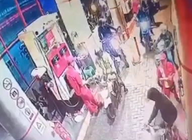 Viral Video Pengendara Goyangkan Motor Saat Isi BBM hingga Kebakaran, Apa Tujuannya?