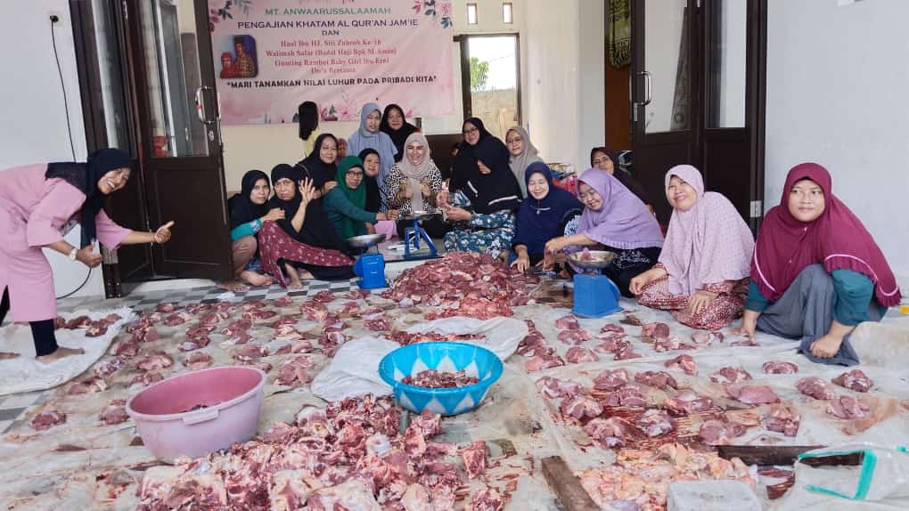 Salurkan Daging Kurban kepada Janda dan Yatim, MT Anwarussalamah Dikunjungi Anggota DPRD Depok Indah Ariani